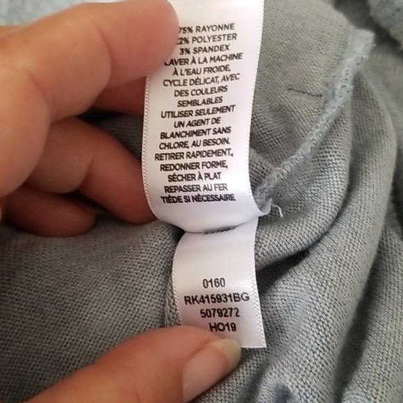 Zella soft cozy Cowl neck with thumb holes - Picture 7 of 7